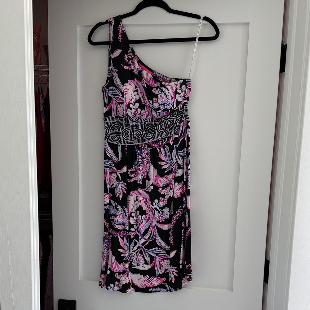 Lilly One-Shoulder Floral Print Dress in Black and Pink